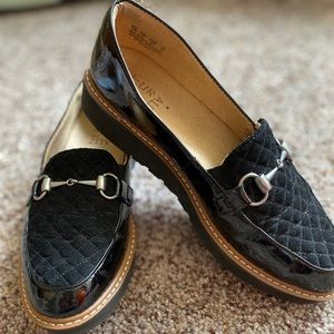 Black naturalizer flat dress shoes.